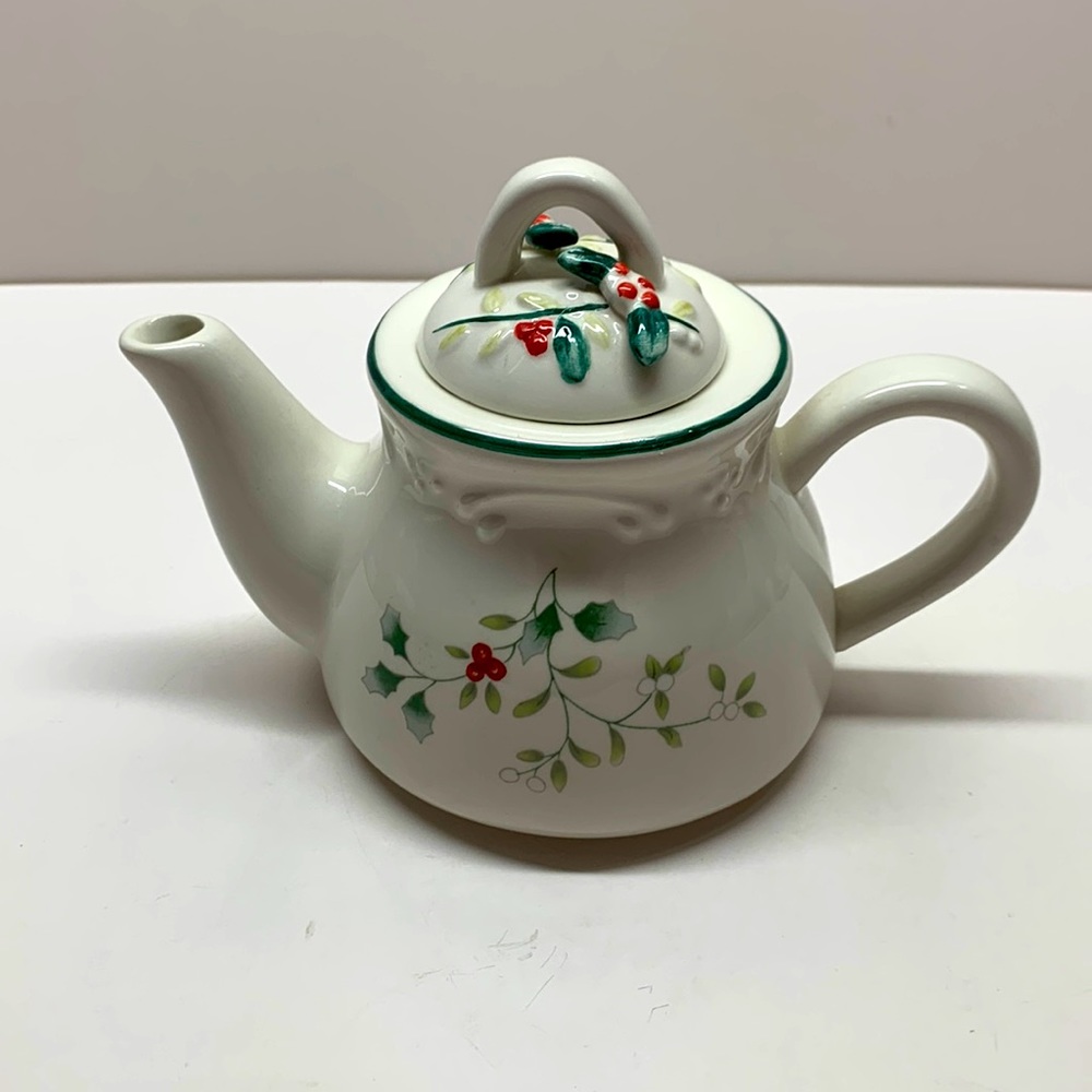 Pfaltzgraff Winterberry tea for one teapot decor